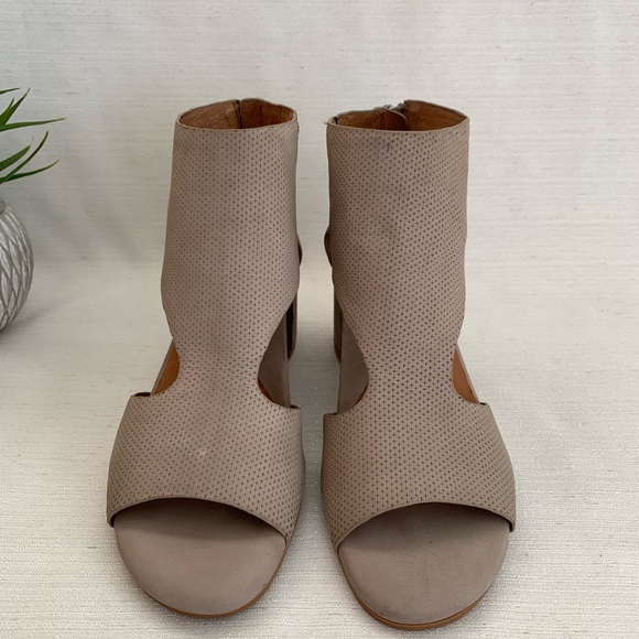 NWOT GENTLE SOULS by Kenneth Cole Roan Heeled Sandals Woman’s 9 - Picture 1 of 13